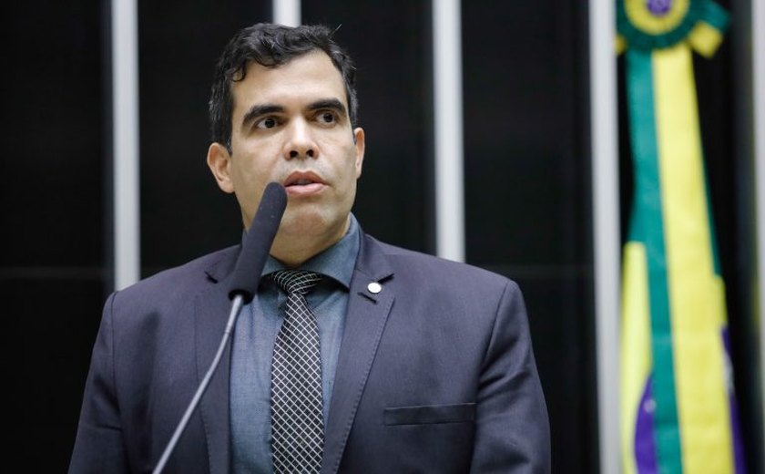 Comissão aprova projeto que prevê placas especiais para carro oficial de deputado e senador