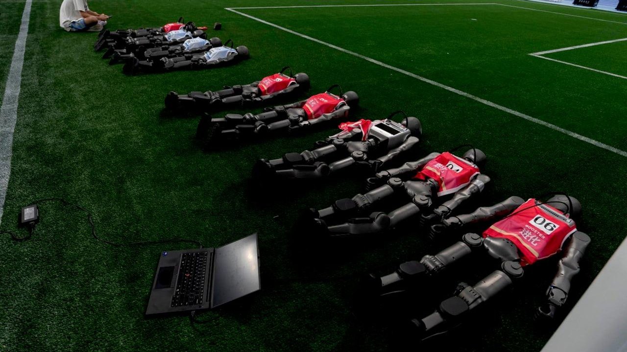 Robôs jogadores de futebol se preparam para partida nos Jogos Mundiais de Robôs Humanoides