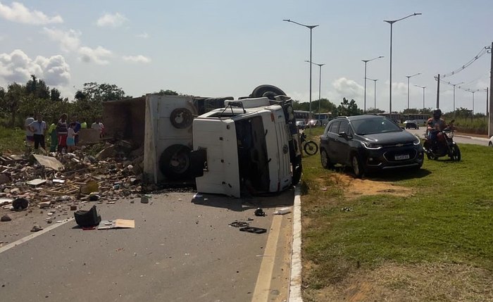 Acidente deixou o trânsito lento na região Acidente deixou o trânsito lento na região