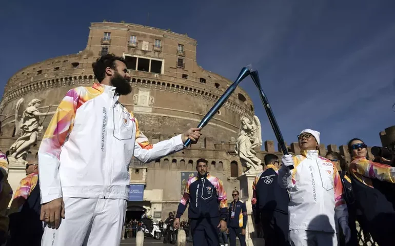 Chama olímpica dos Jogos de 2026 inicia percurso pela Itália