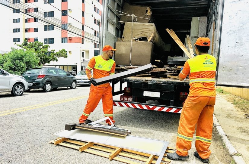 Alurb realiza mutirão de coleta de volumosos no Conjunto Carminha, neste sábado (31)