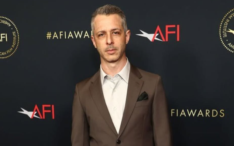 Jeremy Strong fala sobre substituir Jesse Eisenberg em 'A Rede Social 2' e cita diferenças