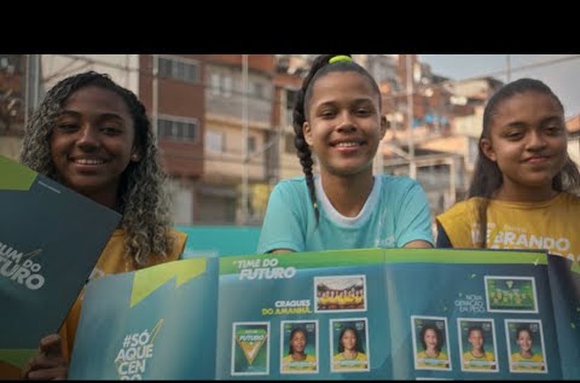Rexona usa Inteligência Artificial para projetar futuras craques do futebol feminino em álbum de figurinhas