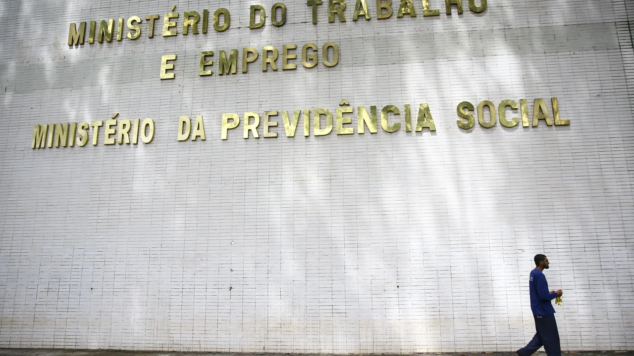 Fundação Roberto Marinho e Ministério do Trabalho e Emprego fazem parceria para ampliar acesso ao Encceja no país
