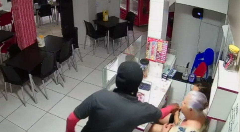 Suspeitos assaltam clientes e funcionários dentro de restaurante em Japaratuba