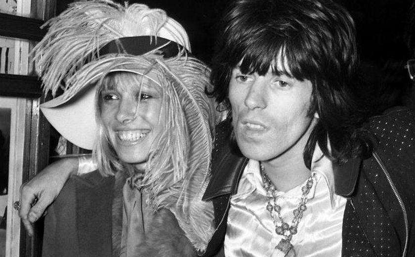 Machismo, solidão e drogas: a história de Anita Pallenberg, a mulher que conheceu a glória e a tragédia junto aos Rolling Stones