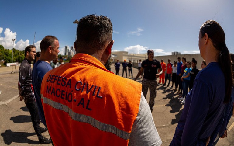 Agentes da Defesa Civil de Maceió se capacitam em curso prático de combate a princípio de incêndio