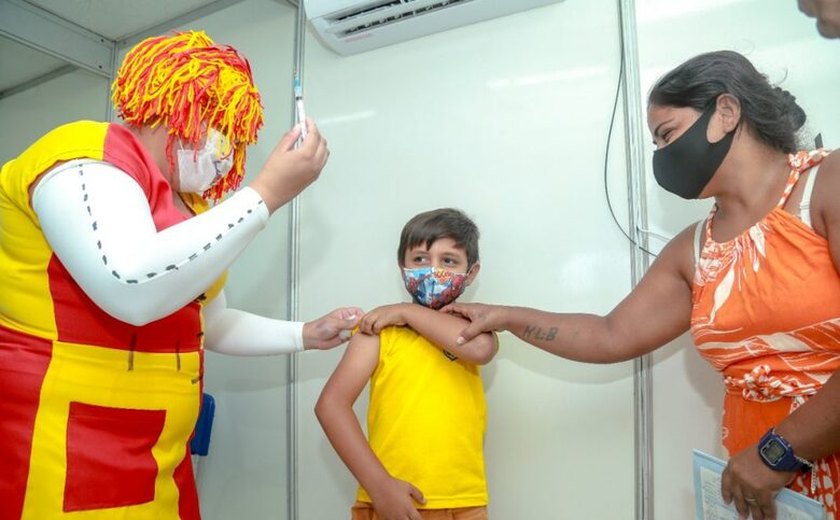 Estudantes de escola da rede municipal de Penedo são vacinados contra Covid