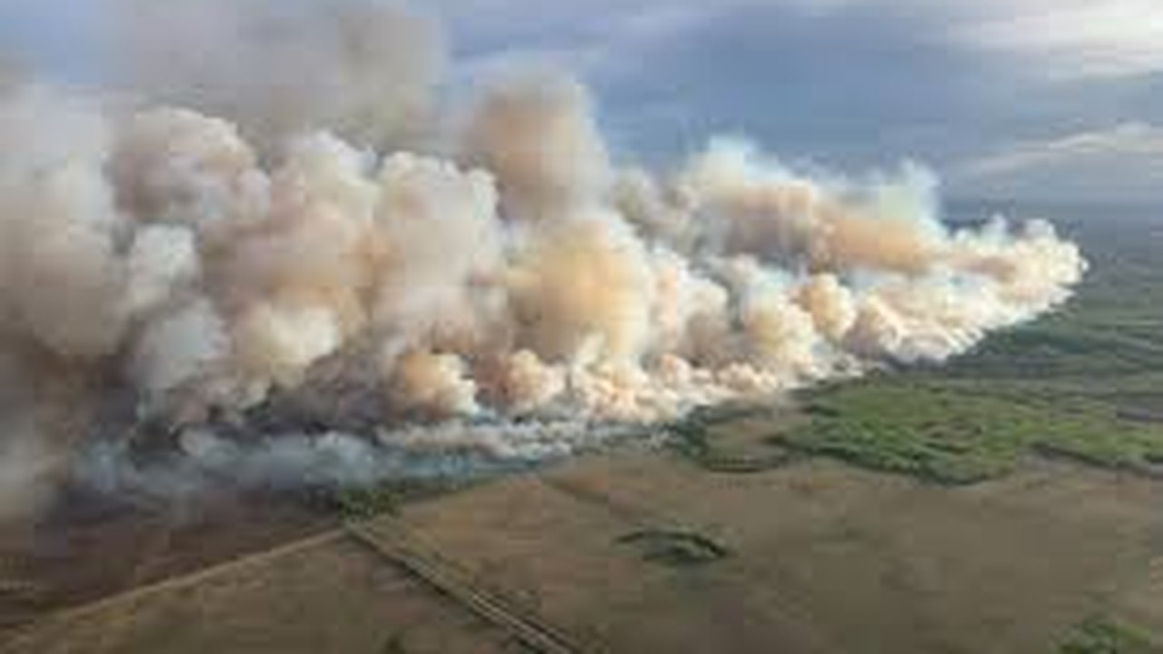 Mais de 9 mil pessoas deixam suas casas devido a incêndio florestal no Canadá