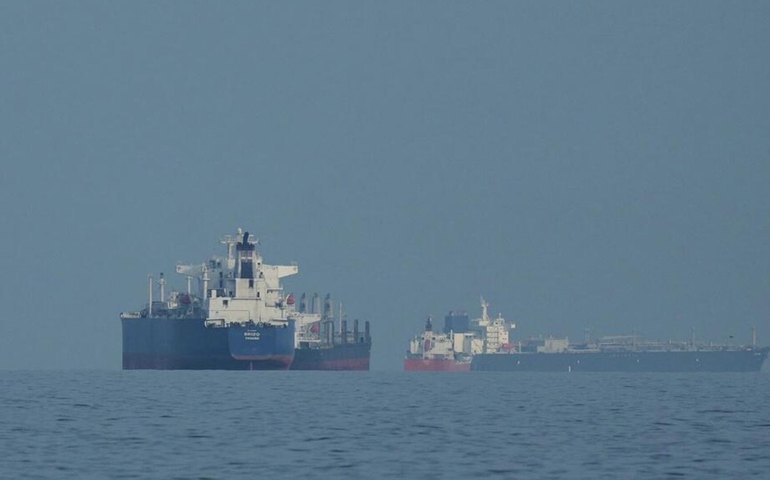 Estreito de Ormuz permanece aberto, mas Irã impõe restrições a países inimigos