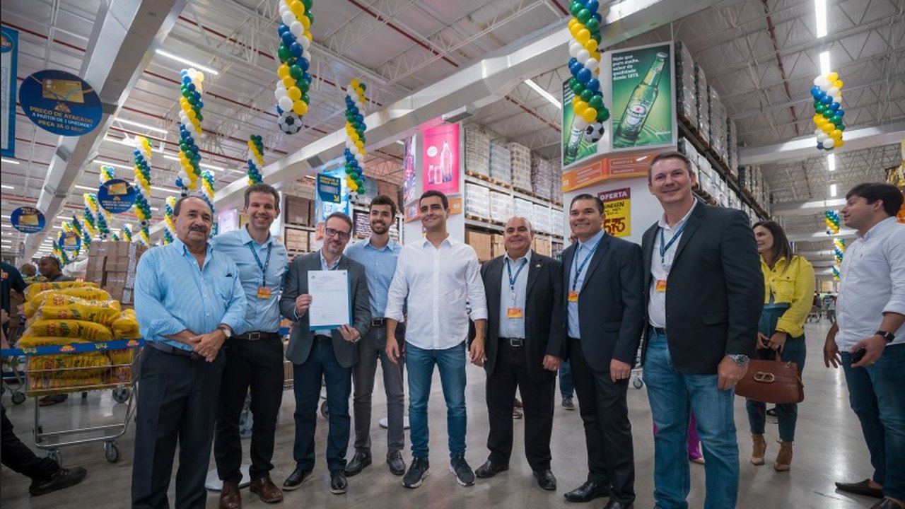 Prefeito JHC prestigia inauguração da nova loja do Assaí, no Farol