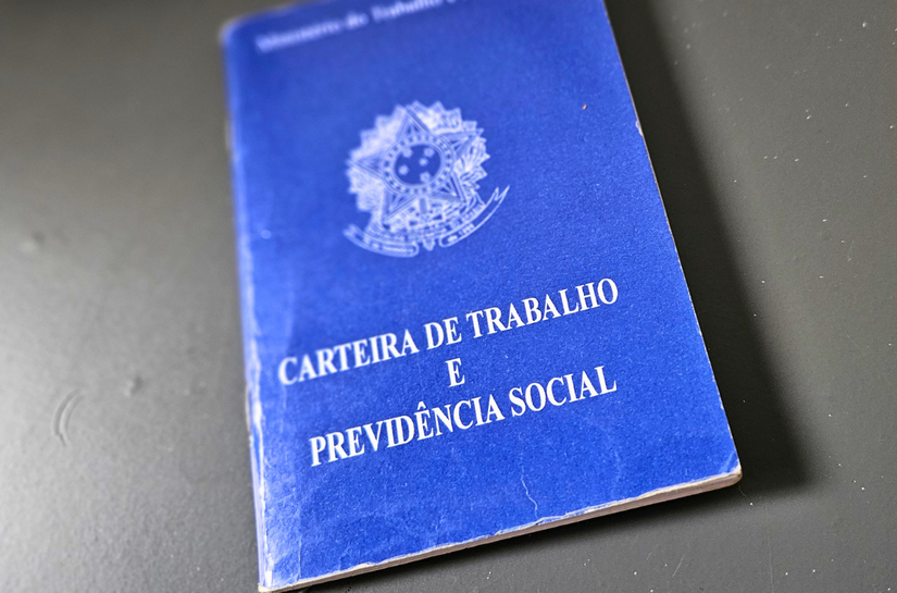 Oportunidades de emprego e estágio em diversas áreas, além de 10 mil vagas gratuitas para cursos de formação profissional