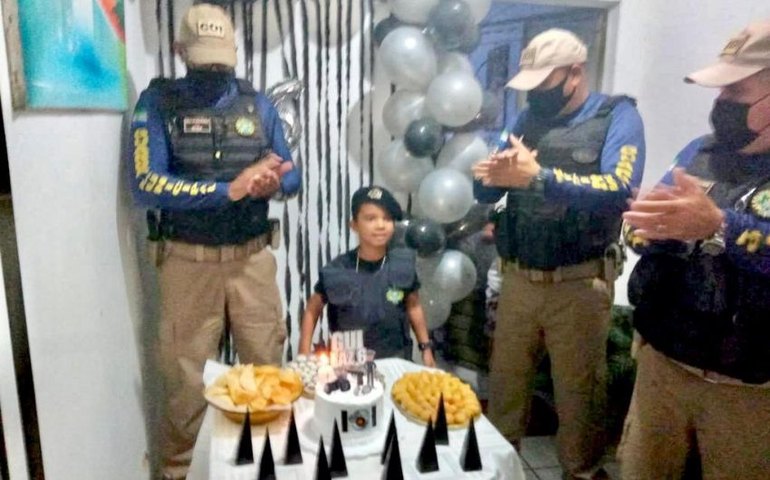 Guardas Municipais fazem surpresa durante festa de aniversário de criança