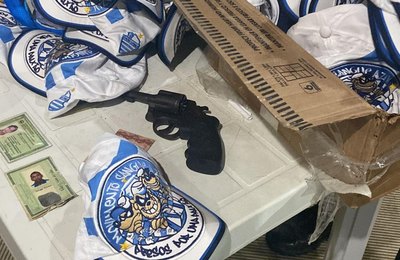 Homem é preso com arma e materiais de torcida organizada na parte alta de Maceió