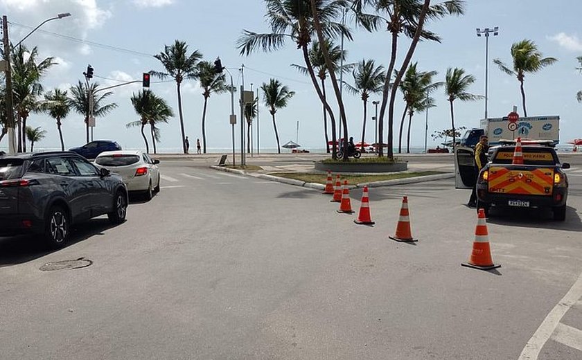 Serviço de recapeamento fecha avenida na orla de Ponta Verde nesta sexta (04)