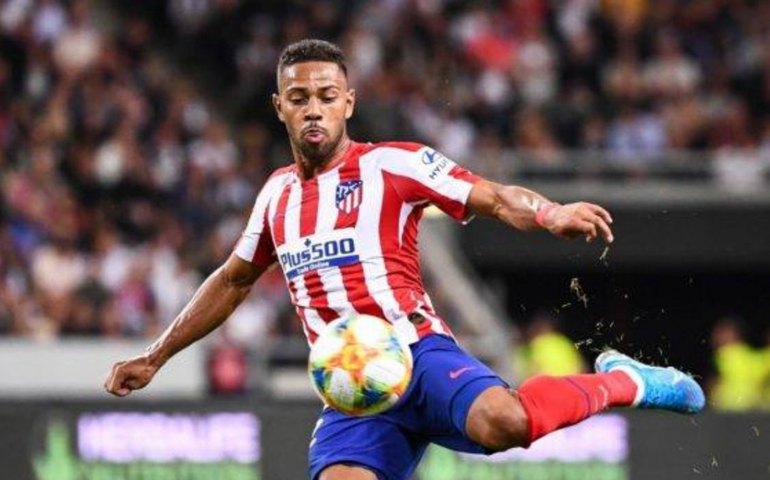 Perto de ser anunciado, Renan Lodi acompanha jogo do Nottingham Forest no estádio