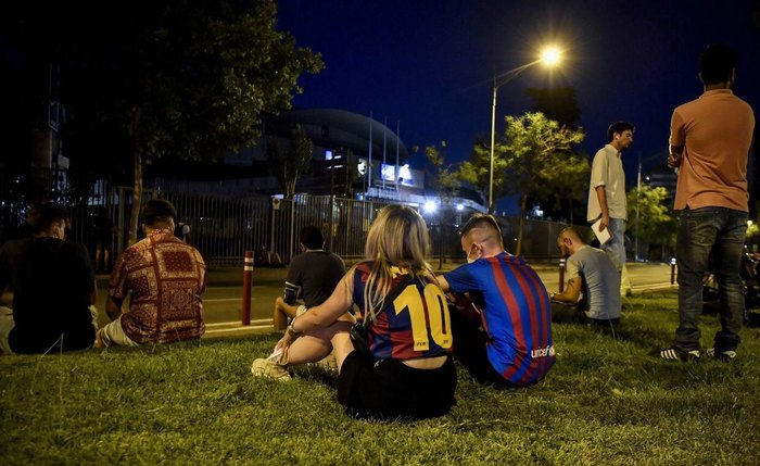 Torcedores em clima de luto no entorno dos escritórios do Barcelona