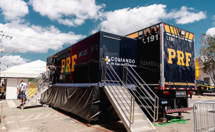 Carreta da Polícia Rodoviária Federal oferece serviços de saúde à população