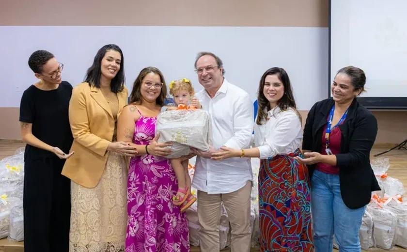 Prefeitura realiza a 1ª entrega de enxovais do projeto “Mãe Arapiraquense” de 2025