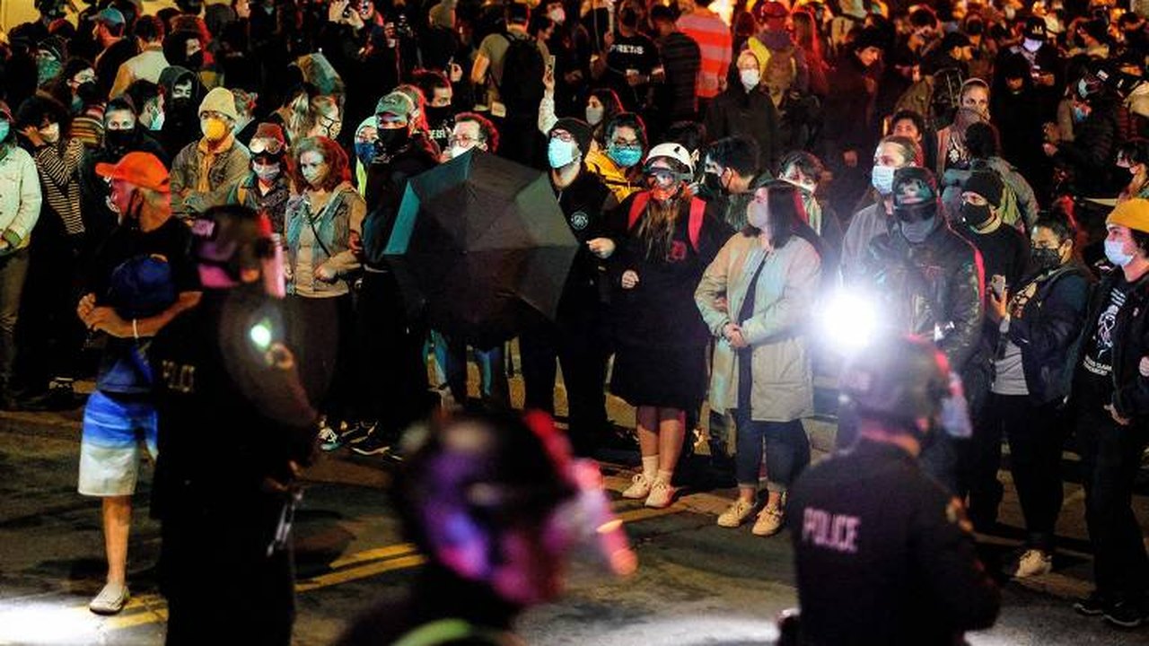 Polícia de Los Angeles entra em confronto com manifestantes durante desocupação de acampamento pró-Palestina