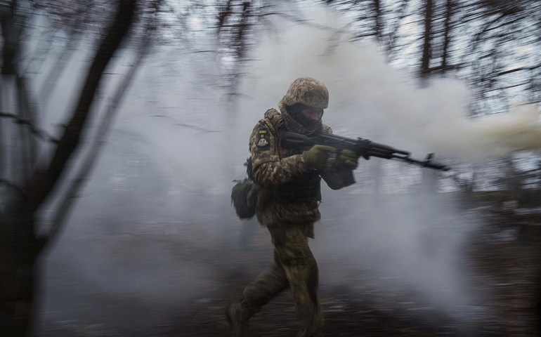Militares ucranianos torturaram e executaram cativos russos na república de Donetsk, diz testemunha