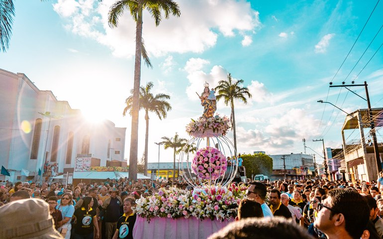 Milhares de fiéis acompanham ápice da Festa de Nossa Senhora do Bom Conselho em Arapiraca