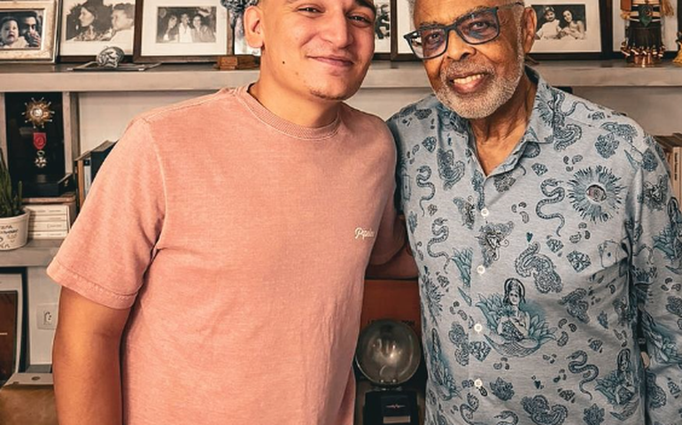 João Gomes explica piseiro para Gilberto Gil, que é chamado de 'mestre'