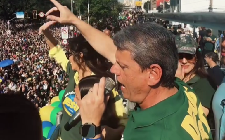 Tarcísio canta com bandeira de Israel em Marcha para Jesus: 'Praga vai embora'