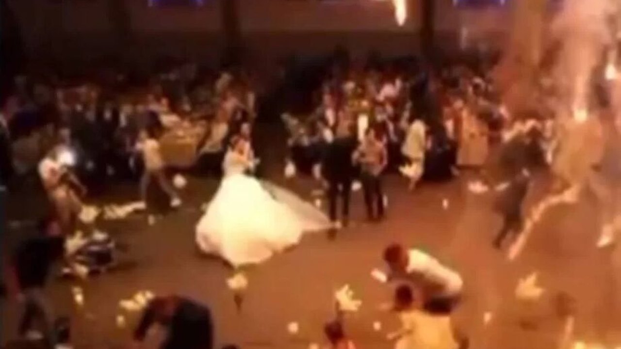 Teto cai durante festa de casamento, mata dama de honra e deixa ao menos 20 feridos, na Colômbia; vídeos 