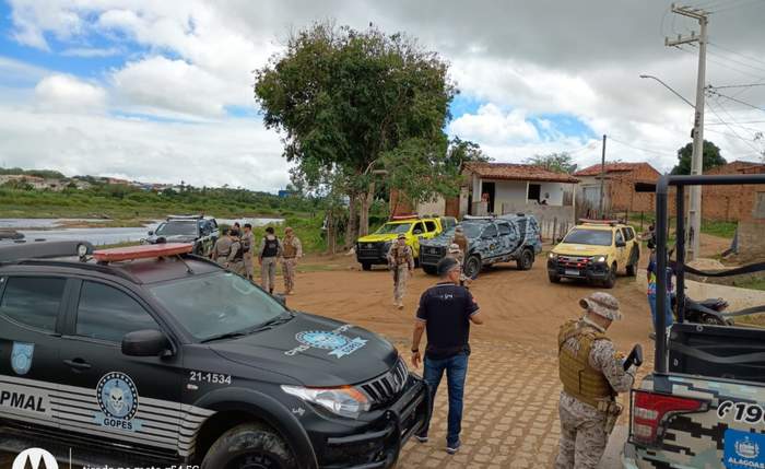 Policiais em operação contra o tráfico em Batalha