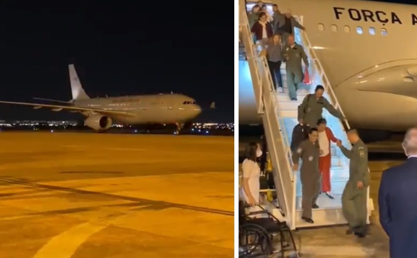 Primeiros brasileiros resgatados pela FAB em Israel desembarcam em Brasília