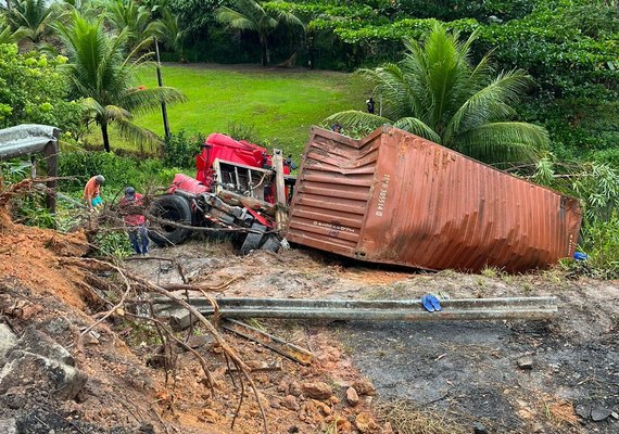 Capotamento de caminhão deixa um homem ferido em Alagoas