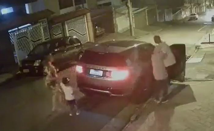 Ação foi filmada por câmeras de segurança