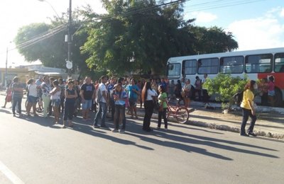Passageiros protestam e impedem saída de ônibus nos terminais do Village e Graciliano Ramos