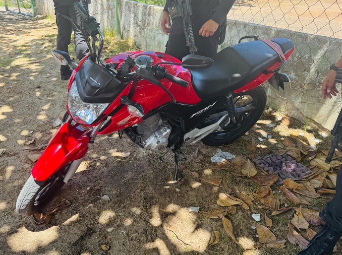 Policiais da Oplit recuperam moto roubada no bairro do Bom Parto