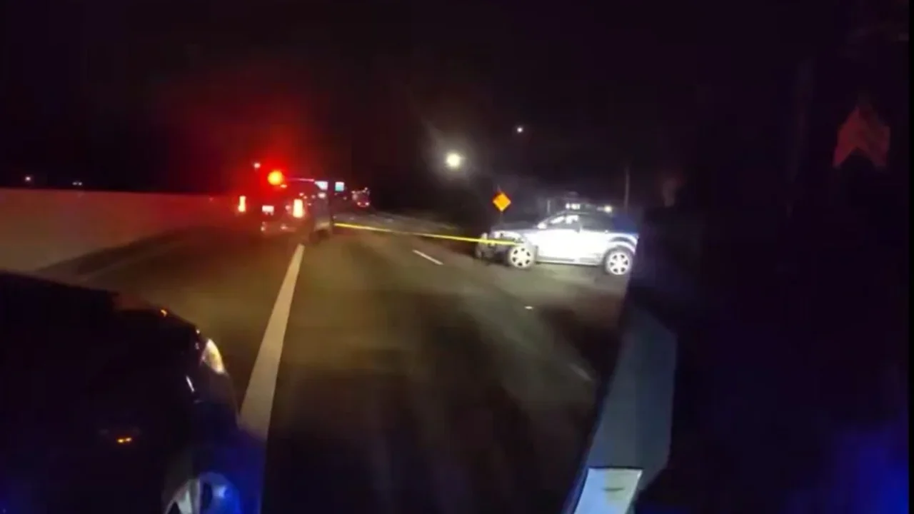 Suspeito de dirigir embriagado em alta velocidade atravessa rodovia em alta velocidade enquanto a polícia usa imobilizador