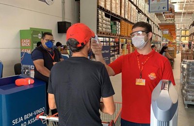 Estabelecimentos de Arapiraca começam a cumprir decreto e disponibilizam máscaras para colaboradores