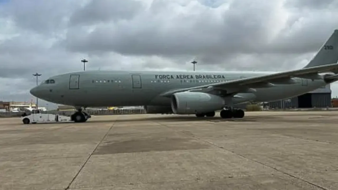 Primeiro voo com brasileiros repatriados do Líbano chega a São Paulo