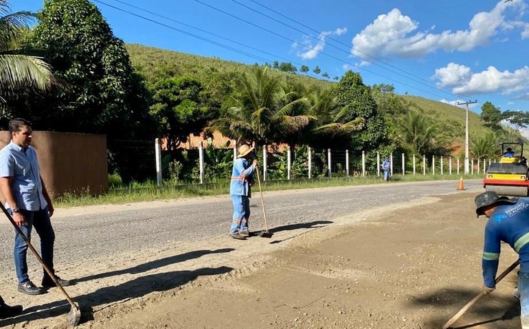 Prefeito Arthur Freitas acompanha obra de recapeamento asfáltico no acesso à Santana do Mundaú