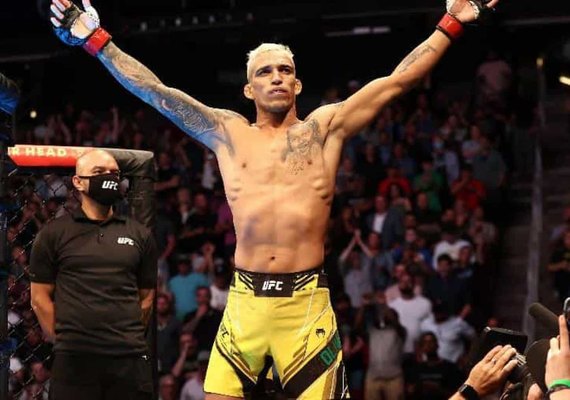 Charles do Bronx nocauteia americano e conquista o cinturão peso-leve do UFC