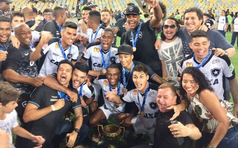 Carli faz no último lance, Gatito pega dois pênaltis e Botafogo fatura o Carioca
