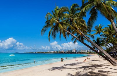Liberação do acesso às praias nos fins de semana deve acelerar retomada do turismo