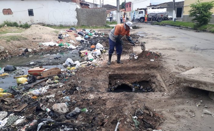 Equipes da Seminfra e Sudes desobstruindo as galerias de drenagem na Rua Riachuelo