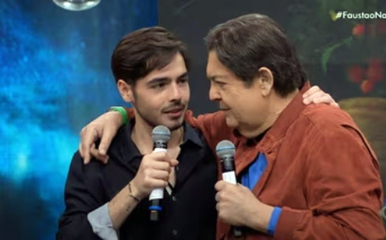 João Silva, filho de Faustão, se diz 'mais tranquilo' ao apresentar programa sem o pai