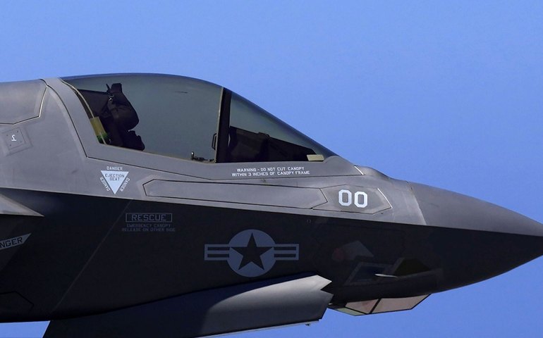 EUA bombardeiam aeroporto no Iêmen