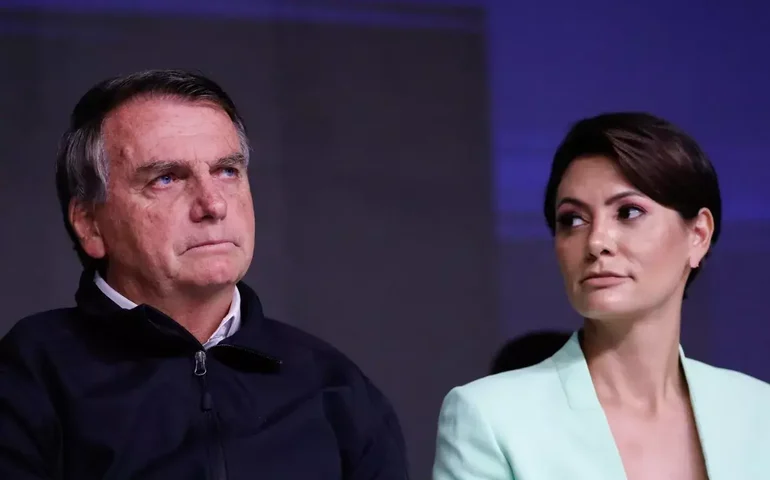 Bolsonaro diz que não quer ver Michelle na política, mas que ela cogita candidatura ao Senado