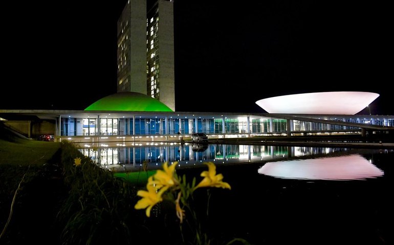 Congresso é iluminado de verde para alertar para preservação do meio ambiente