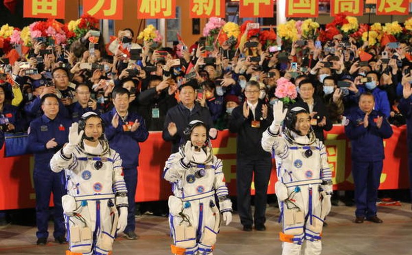 China realiza missão tripulada para estação espacial