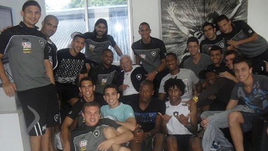 Nilton Santos visita jogadores do Botafogo para desejar boa sorte