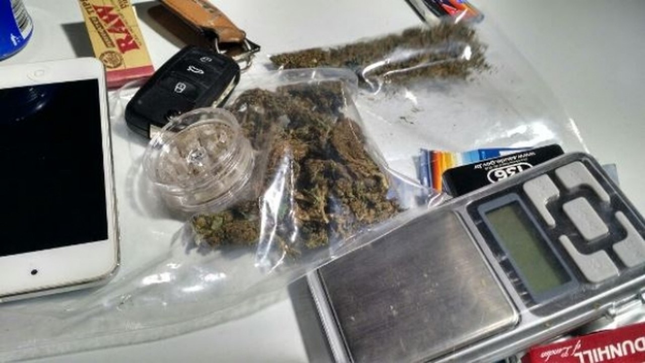 Lei Seca recupera moto roubada e prende duas pessoas por tráfico de drogas